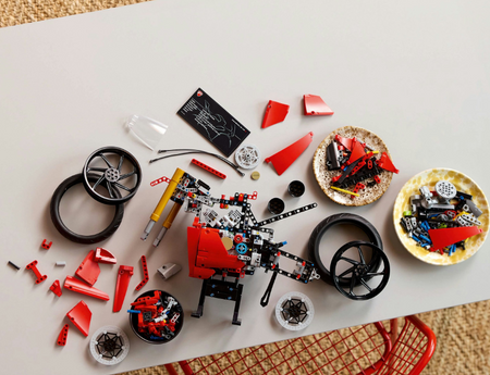 LEGO Technic 42202 Technic 42202 Ducati Panigale V4 S motocykl